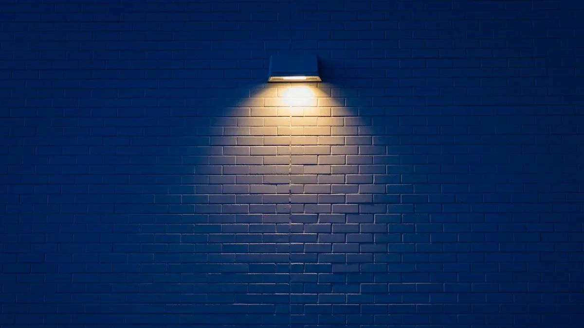 Wall Washing vs Wall Grazing Lighting: &Pi;&omicron;&iota;&alpha; &tau;&epsilon;&chi;&nu;&iota;&kappa;ή &pi;&rho;έ&pi;&epsilon;&iota; &nu;&alpha; &chi;&rho;&eta;&sigma;&iota;&mu;&omicron;&pi;&omicron;&iota;ή&sigma;&epsilon;&tau;&epsilon; &gamma;&iota;&alpha; &epsilon;&upsilon;έ&lambda;&iota;&kappa;&tau;&omicron; &pi;&lambda;ύ&sigma;&iota;&mu;&omicron; &tau;&omicron;ί&chi;&omega;&nu; &pi;&rho;ό&sigma;&omicron;&psi;&eta;&sigmaf;;
